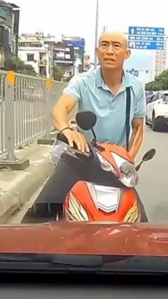 Va chạm giao thông, người đàn ông đi xe máy hung hăng tung đấm vào tài xế ô tô