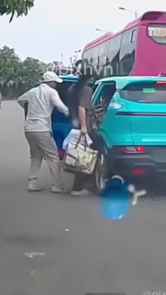 Phẫn nộ côn đồ ngang nhiên chặn đầu taxi bắt hành khách ra khỏi xe 