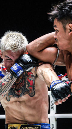 Đấm trượt đối thủ, võ sĩ muay Thái gục ngã trên sàn đấu