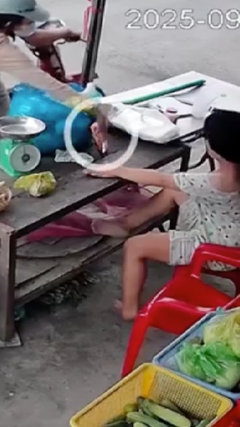 Phẫn nộ đôi nam nữ dàn cảnh cướp điện thoại người phụ nữ khuyết tật