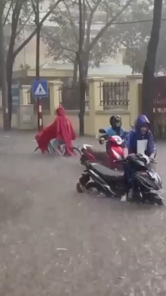 Hà Nội cảnh báo mưa lớn 250mm, người dân cần hạn chế ra đường