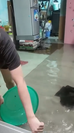 Nước tràn ập vào nhà trong đêm: Người Hà Nội khốn đốn vì mưa lớn sau bão số 11
