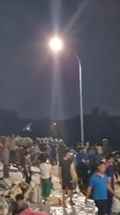 Cảnh đắp đê ngăn lũ trong đêm lớn chưa từng thấy ở Bắc Ninh