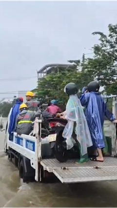 TP Huế: Nước lên nhanh, hàng trăm hộ dân di dời khẩn cấp