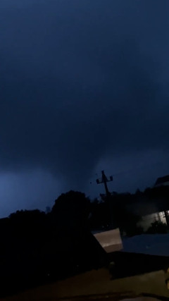 Lốc xoáy xuất hiện giữa mưa bão ở Quảng Ngãi 