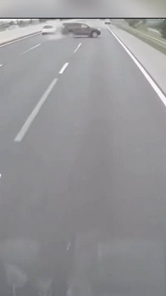 Tránh xe chuyển làn đột ngột, ô tô Lexus lật nhào trên cao tốc 