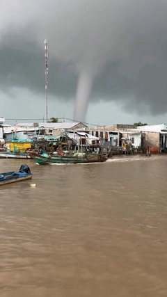 Vòi rồng cao hàng chục mét xuất hiện trên vùng biển Cà Mau