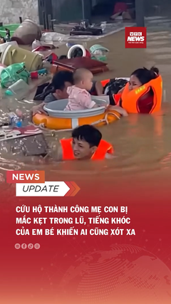 Nghẹt thở giải cứu 2 mẹ con mắc kẹt trong lũ