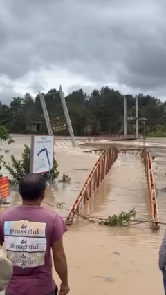 Khoảnh khắc nước lũ cuốn sập cầu treo ở Lâm Đồng