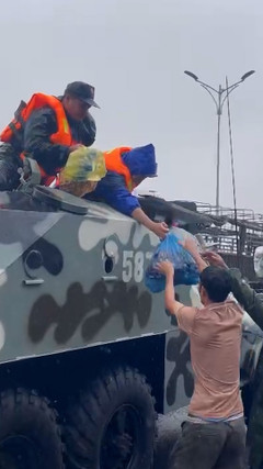 Xe thiết giáp vượt nước xiết, tiếp tế lương thực vùng tâm lũ Đắk Lắk