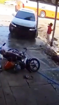 Tây Ninh: Em trai lái ô tô lao xe vào nhà chị ruột, 1 người tử vong