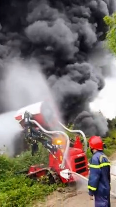 Giây phút kho hàng bốc cháy dữ dội kèm tiếng nổ lớn ở Đà Nẵng