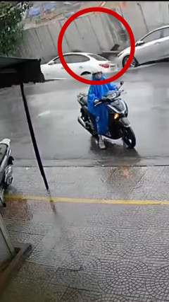 Giây phút 2 ô tô rơi xuống 'hố tử thần' ở trung tâm Đà Nẵng