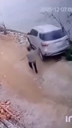 Tài xế quên kéo phanh tay, ô tô lao xuống sông ở Nghệ An