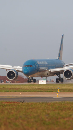 Khoảnh khắc máy bay lớn nhất Việt Nam hạ cánh xuống sân bay Long Thành