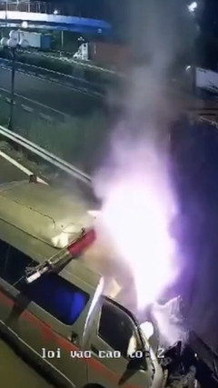 Giây phút xe cứu thương lao vào đuôi xe đầu kéo trên cao tốc TP.HCM-Dầu Giây