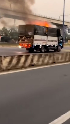 Xe tải cháy lớn, tài xế chạy thẳng đến trụ sở cảnh sát nhờ giúp đỡ