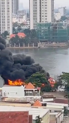 Cháy du thuyền trên sông Sài Gòn, khói đen bốc cao ngùn ngụt