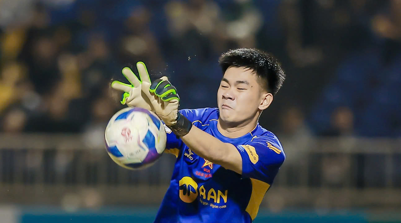 Tuyển thủ Việt Nam mắc sai lầm, SLNA suýt bại trận trên sân nhà