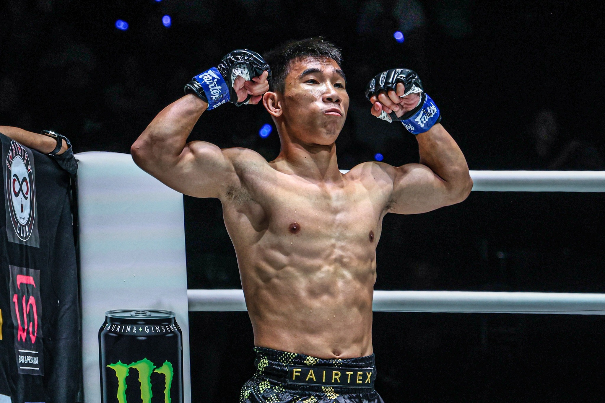 Bị tay mơ đấm lệch hàm, võ sĩ châu Âu bất động