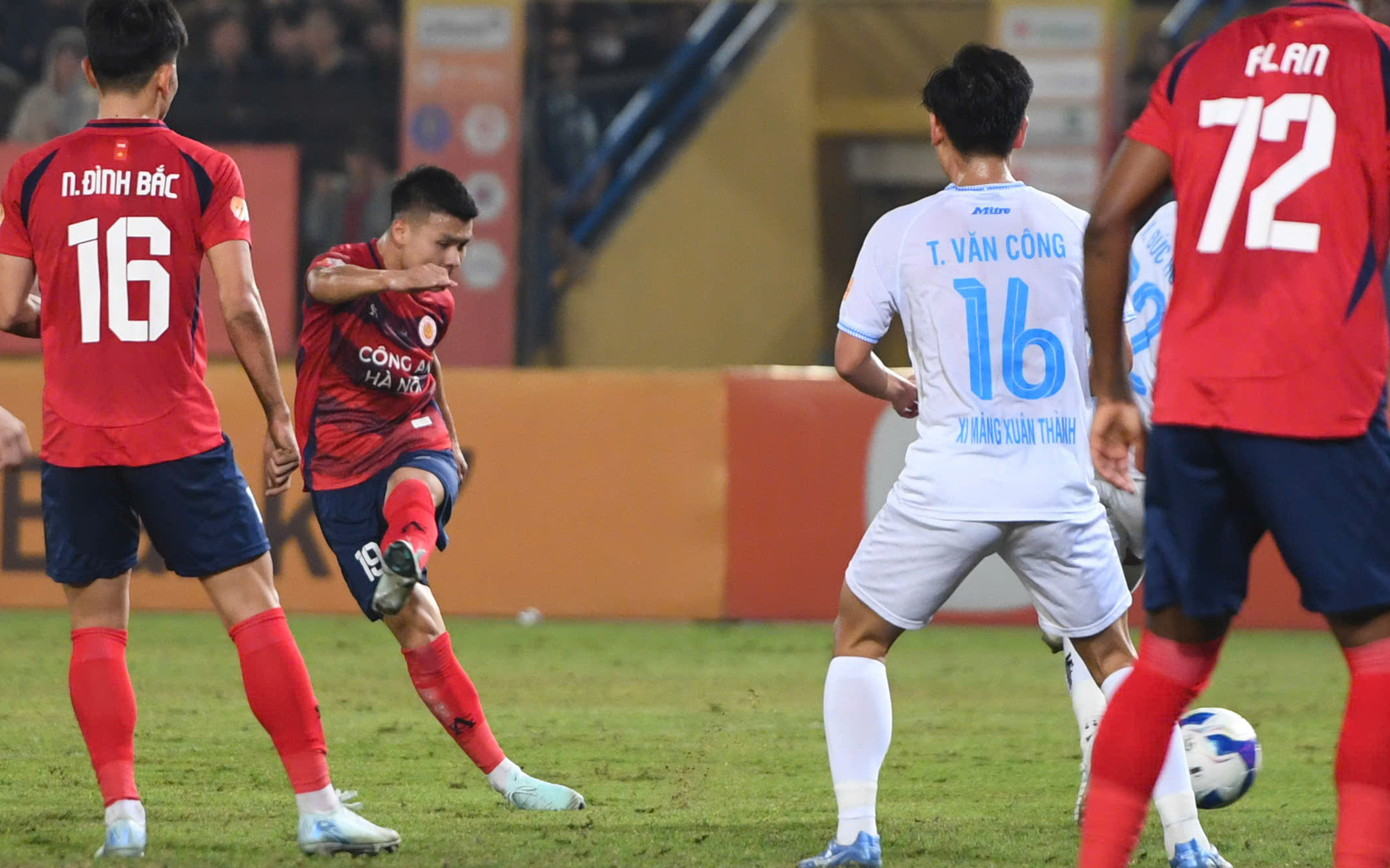 Quang Hải lập công, CLB Công an Hà Nội thoát thua Nam Định