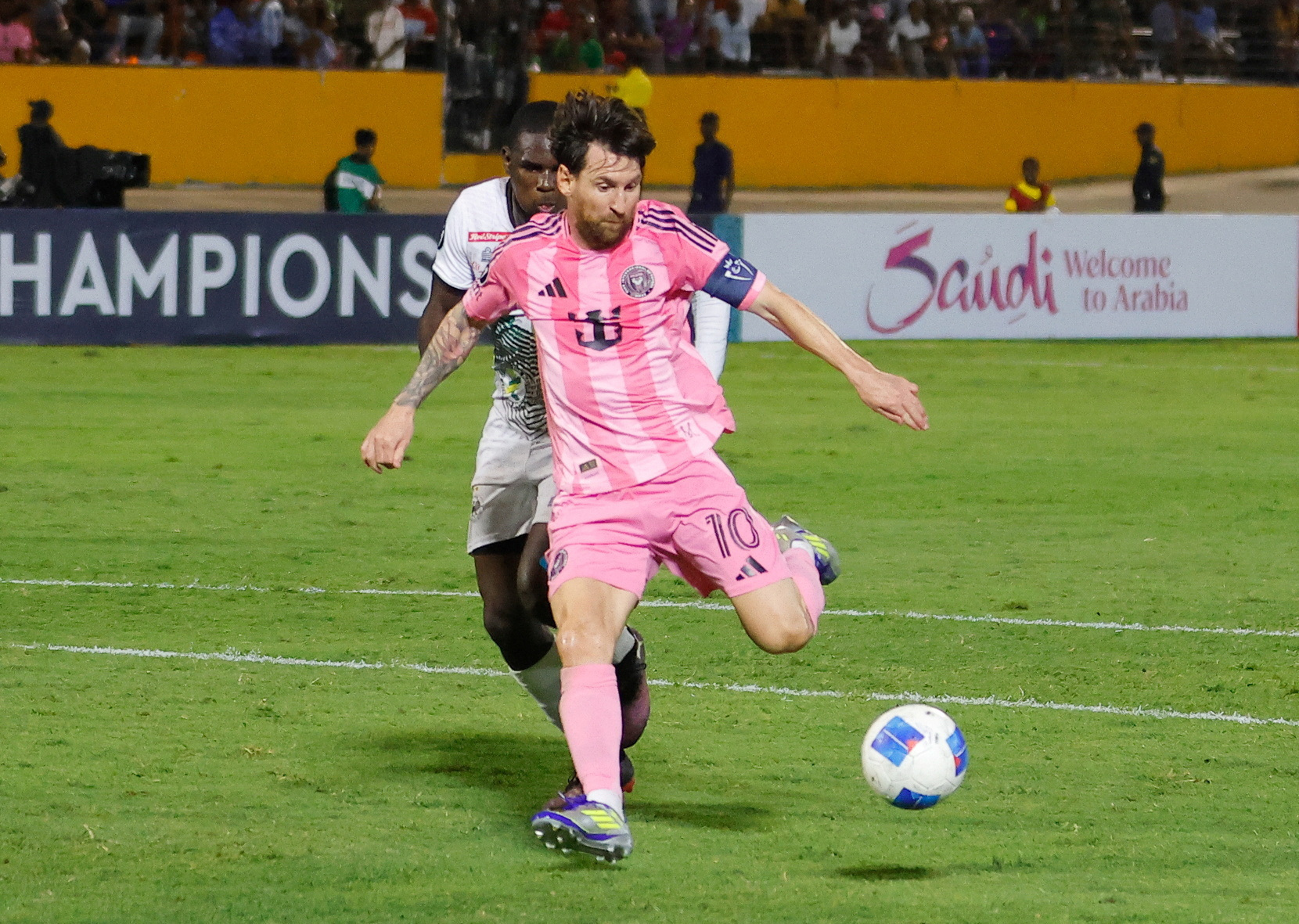 Messi, Suarez thay nhau ghi bàn đưa Inter Miami vào tứ kết