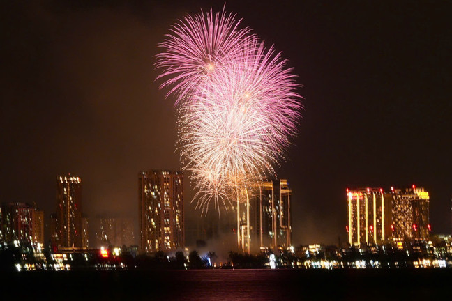 Pháo hoa rực sáng bầu trời Hà Nội, TP.HCM mừng 80 năm Quốc khánh 2/9