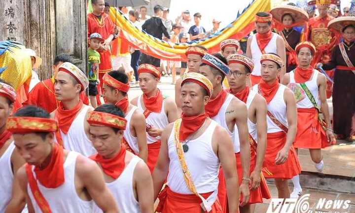 Bất chấp nắng nóng, ngàn người đổ về Hội Chèm