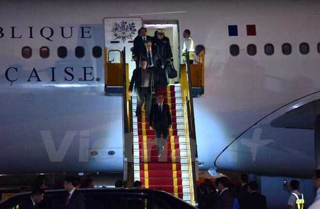 Tổng thống Pháp đã đặt chân xuống sân bay Quốc tế Nội Bài