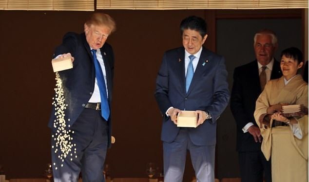 Video: Ông Trump hào phóng dốc cả hộp thức ăn cho cá, Thủ tướng Nhật tủm tỉm cười