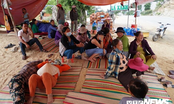 Dân tiếp tục chắn ngang đường vào nhà máy xử lý rác ở Quảng Ngãi