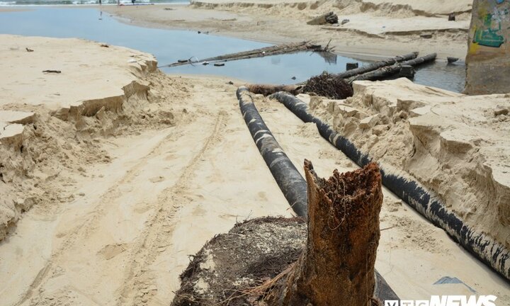 Cận cảnh vỉa hè sạt lở, hàng trăm mét khối cát bị cuốn phăng ra biển Đà Nẵng