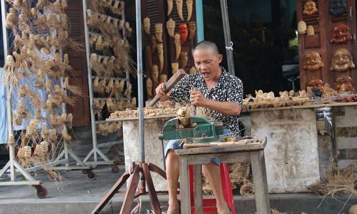Ảnh: Hô biến gốc tre thành những ông Phúc Lộc Thọ độc đáo