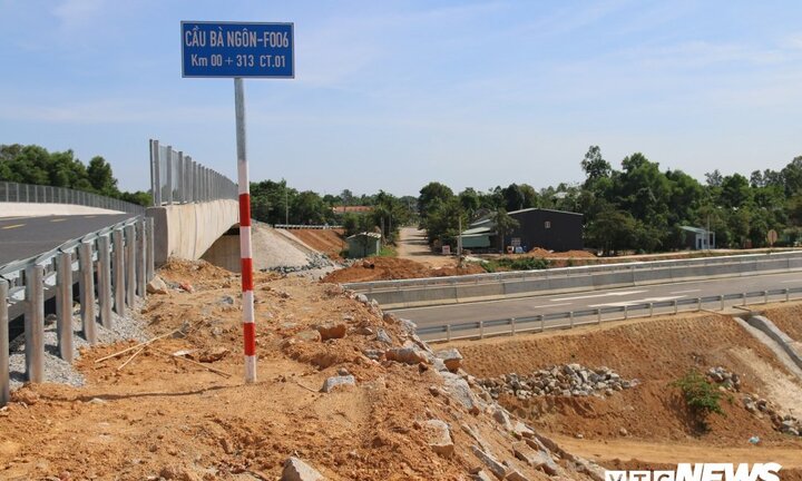 Ảnh: Cao tốc Đà Nẵng – Quảng Ngãi vẫn ngổn ngang sau ngày thông xe
