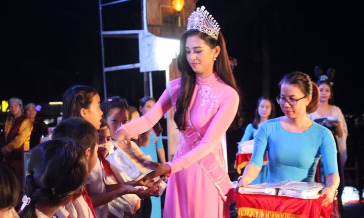 Hoa hậu Trần Tiểu Vy tặng quà cho trẻ em khó khăn trong đêm Trung thu