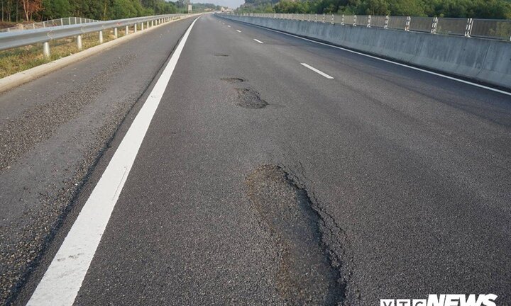 Ảnh: Cao tốc gần 35 nghìn tỷ đồng chi chít ổ gà sau một tháng vận hành