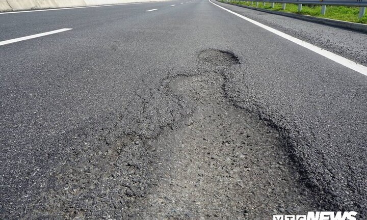 Cao tốc gần 35.000 tỷ đồng chi chít ổ gà sau một tháng vận hành: Giám đốc BQL dự án lên tiếng