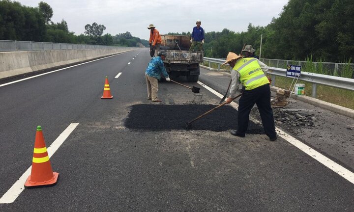 Ổ gà chi chít trên đường cao tốc hơn 35.000 tỷ đồng được khắc phục