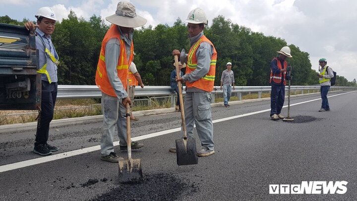 Ổ gà chi chít trên đường cao tốc gần 35.000 tỷ đồng: Hàng loạt sai phạm trước ngày vận hành