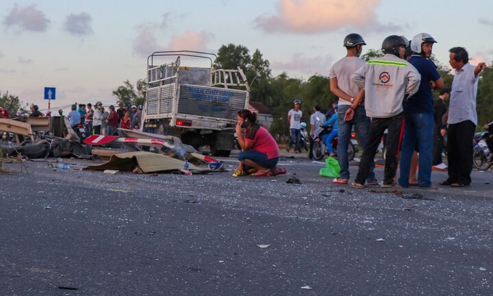 Tai nạn liên hoàn giữa 3 xe tải và 2 xe máy, 1 người thiệt mạng