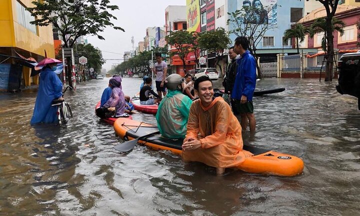 Người Đà Nẵng chèo thuyền trên phố sau trận mưa ngập lịch sử