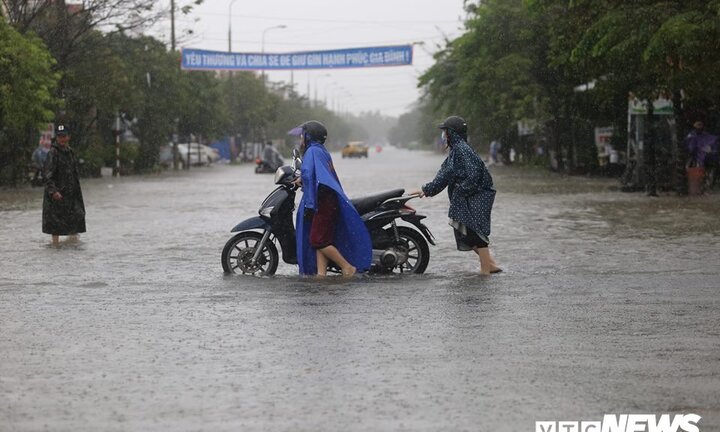 Dắt xe đi bộ, người đàn ông bị trượt chân ngã xuống mương mất tích