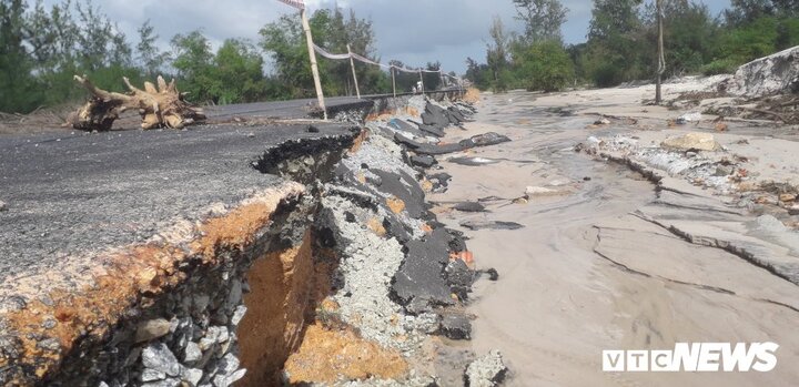 Ảnh: Mưa xé toạc đường cứu hộ, cứu nạn, hàng chục ngôi mộ bị nước cuốn phăng