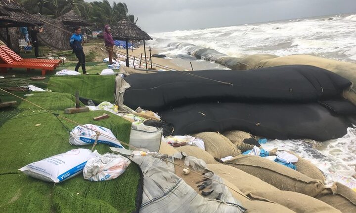 Ảnh: Sóng to, gió lớn làm sạt lở hàng trăm mét bờ biển đẹp bậc nhất miền Trung