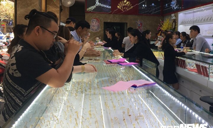 Tiệm vàng ở Đà Nẵng 'yên ắng' ngày vía Thần Tài