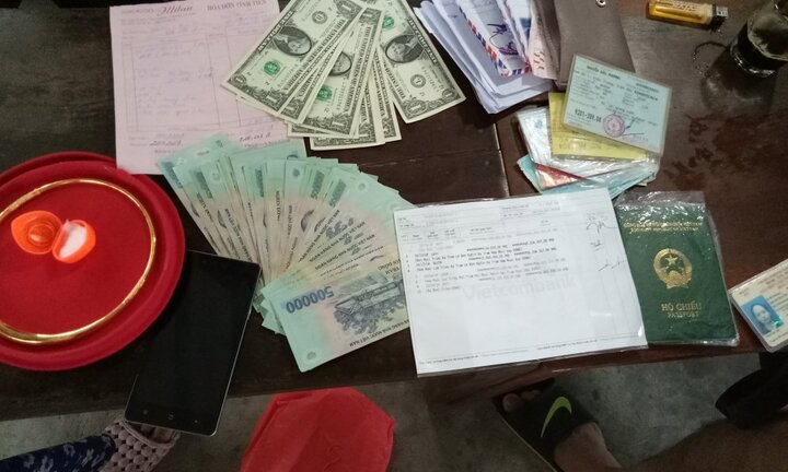 Nhặt được hơn 100 triệu đồng, hai vợ chồng nông dân xứ Quảng trả lại người đánh rơi