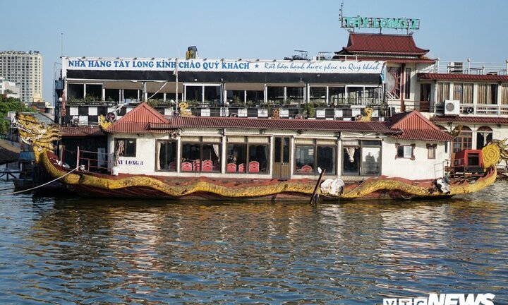 Du thuyền xa hoa một thời hoen gỉ, mục nát trên Hồ Tây