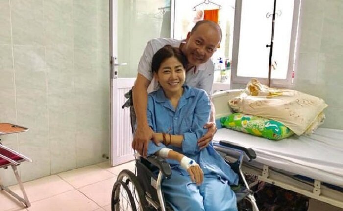 Bắt đầu truyền thuốc điều trị bệnh, Mai Phương vẫn tươi cười lạc quan khi đồng nghiệp đến thăm