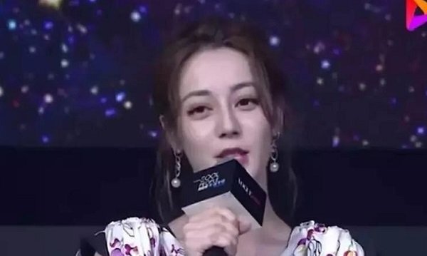 Địch Lệ Nhiệt Ba gây tranh cãi dữ dội với phát ngôn khi làm MC