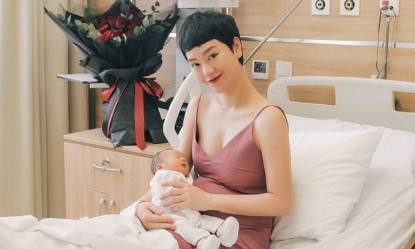 Trà My Idol gây bất ngờ khi vừa sinh con vài ngày đã diện váy 2 dây khoe dáng